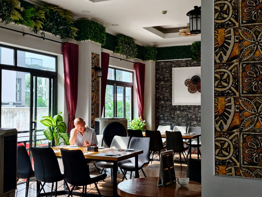 餐廳環境幽靜，有成人閱讀區和綠色公園。