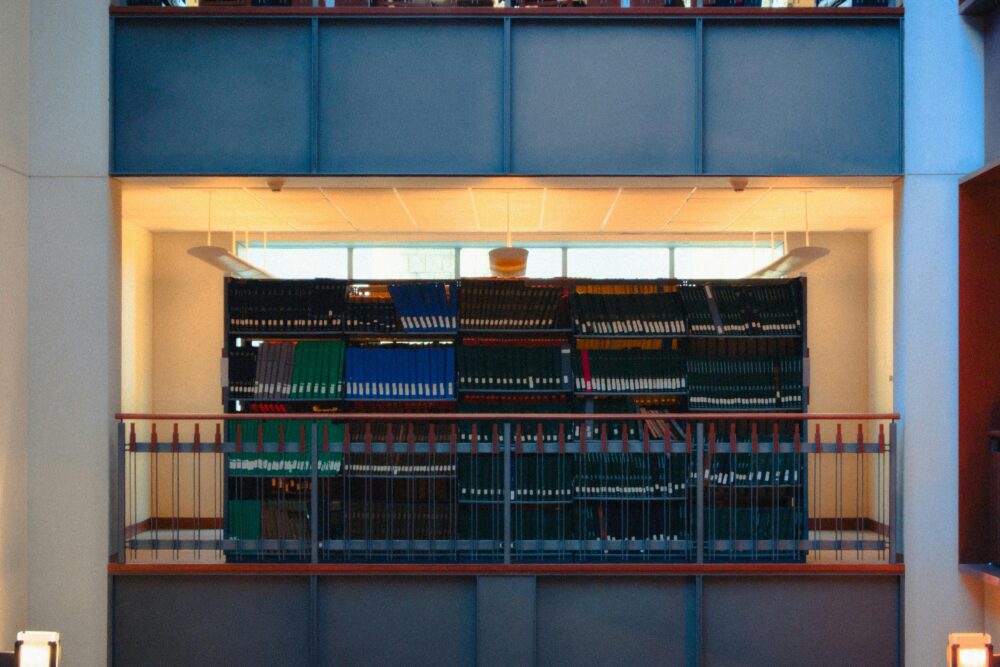 安大略省金斯頓市，現代圖書館內部，一個擺滿書籍的大書架。