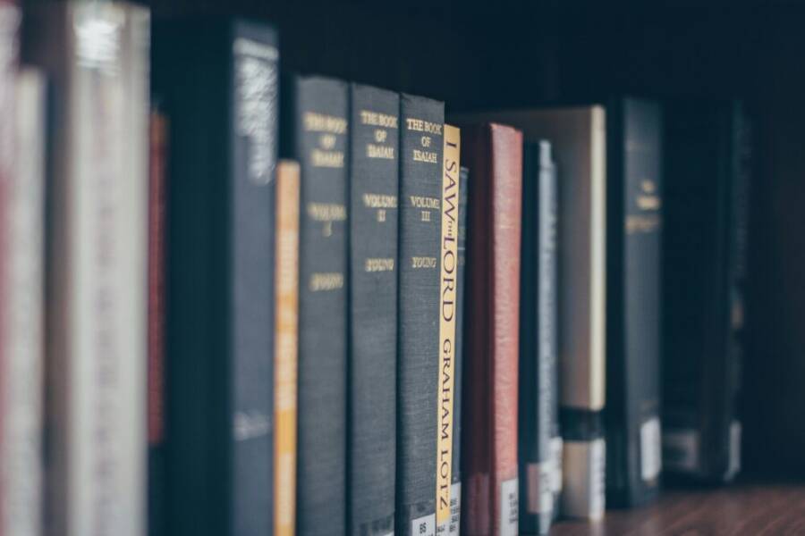 架子上的情節的書