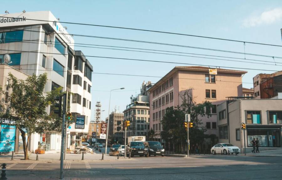 建築物附近道路上行駛的車輛