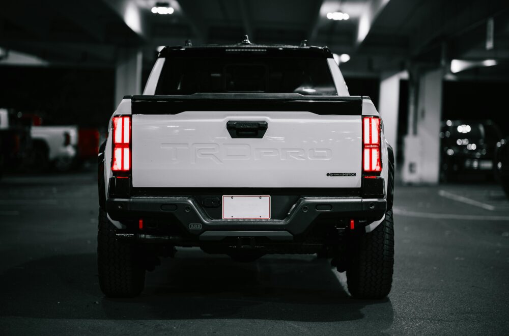 停車場裡有一個線條流暢的白色皮卡