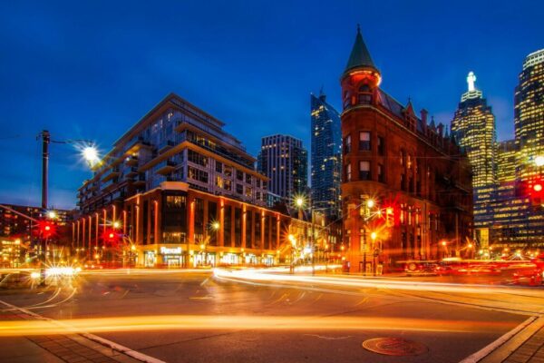 晚上的城市街景