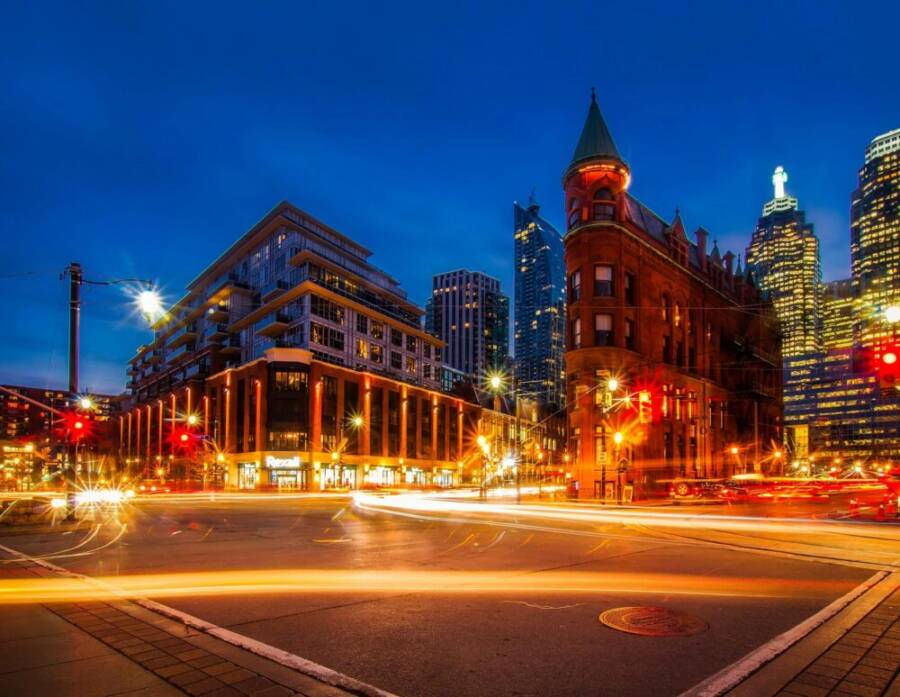 晚上的城市街景