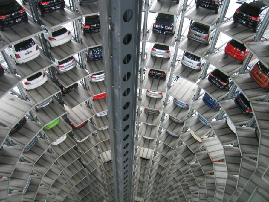 停在高架停車場內的車輛