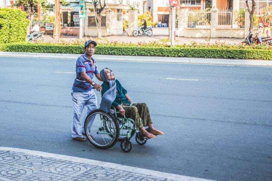 將一個女人推到輪椅上的男人身上