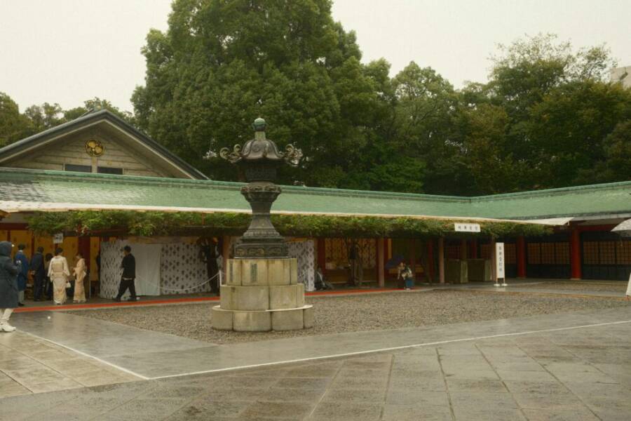 探索日本東京一個寧靜的神道教寺廟庭院，照片拍攝於下雨天。
