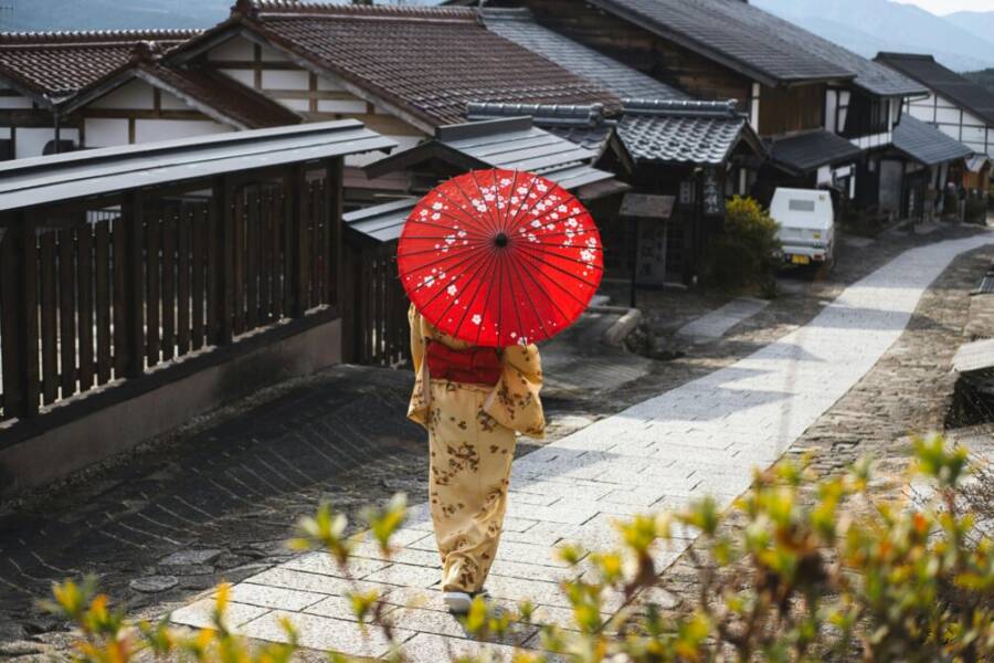 女人穿著和衣服帶著雨傘
