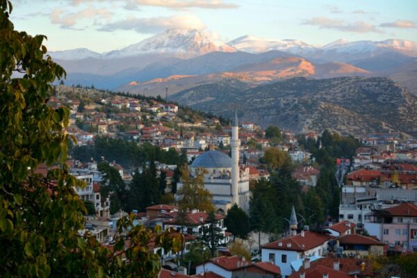 土耳其安塔利亞風景如畫的埃爾馬里鎮，背景是令人驚嘆的雪山。