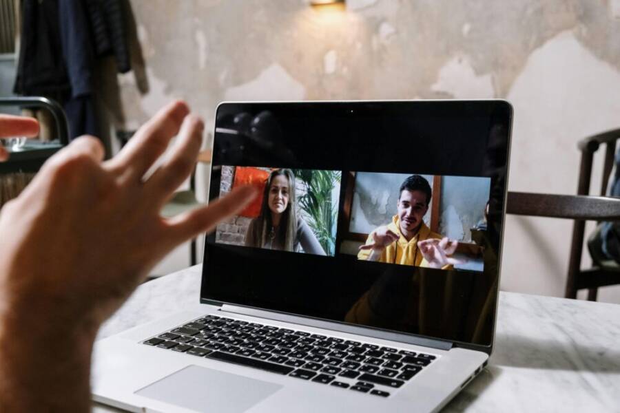 MacBook Pro 的白色桌面