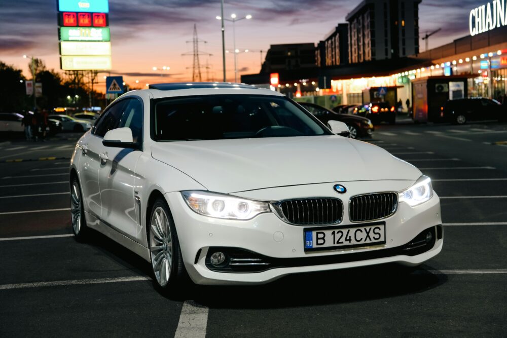 寶馬前視圖、交通標誌、停放的汽車的免費圖庫相片