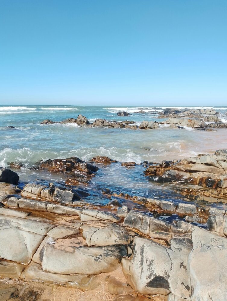 探索摩洛哥卡薩布蘭卡令人驚嘆的岩石海岸線和淡水見底的海水。