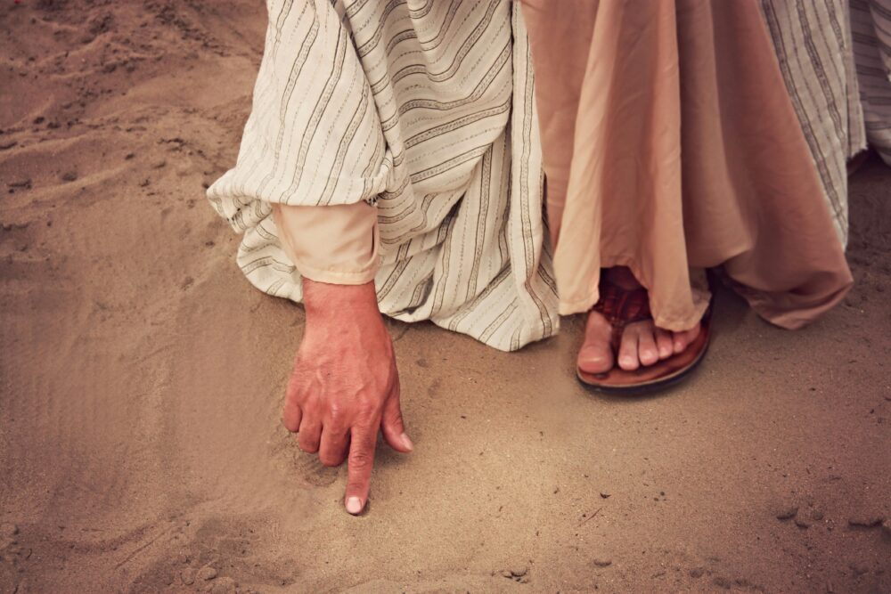 用右手食指碰沙的人