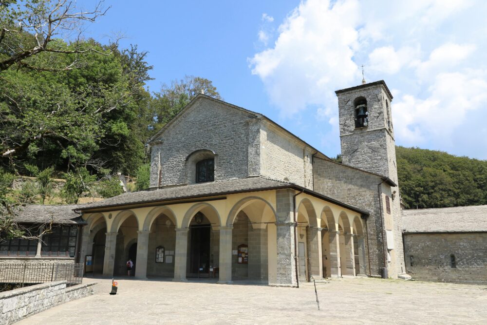 義大利托斯卡納一座古老的石頭建築的優美景色，建築頂部有一座鐘樓。