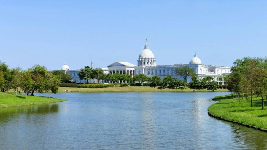 台灣台南市寧靜蓄水池旁美麗的新古典主義建築。