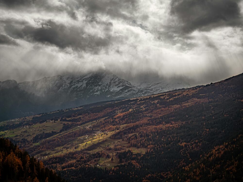 瑞士多姆萊施格,暴風雨天空下樂團的山景。