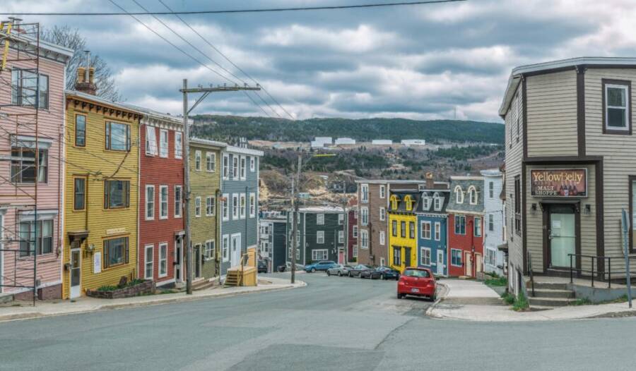 陰天下的多色建築