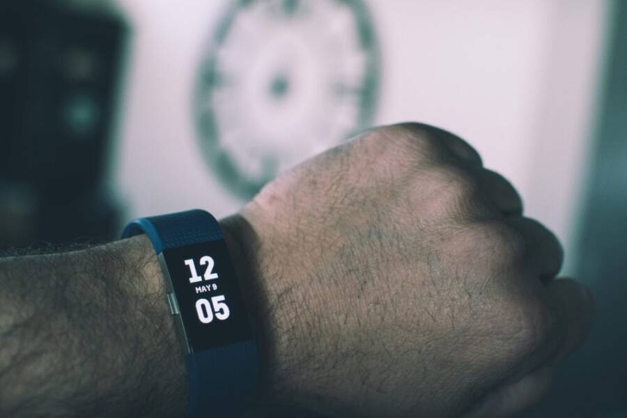藍色fitbit智能顯示5月9日12:05
