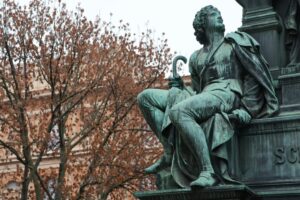 維也納維也納，秋葉映襯下的青銅雕像，呈現了歐洲古典藝術。