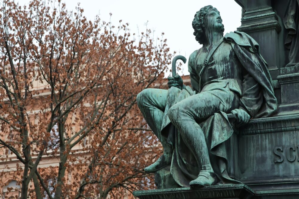 維也納維也納，秋葉映襯下的青銅雕像，呈現了歐洲古典藝術。