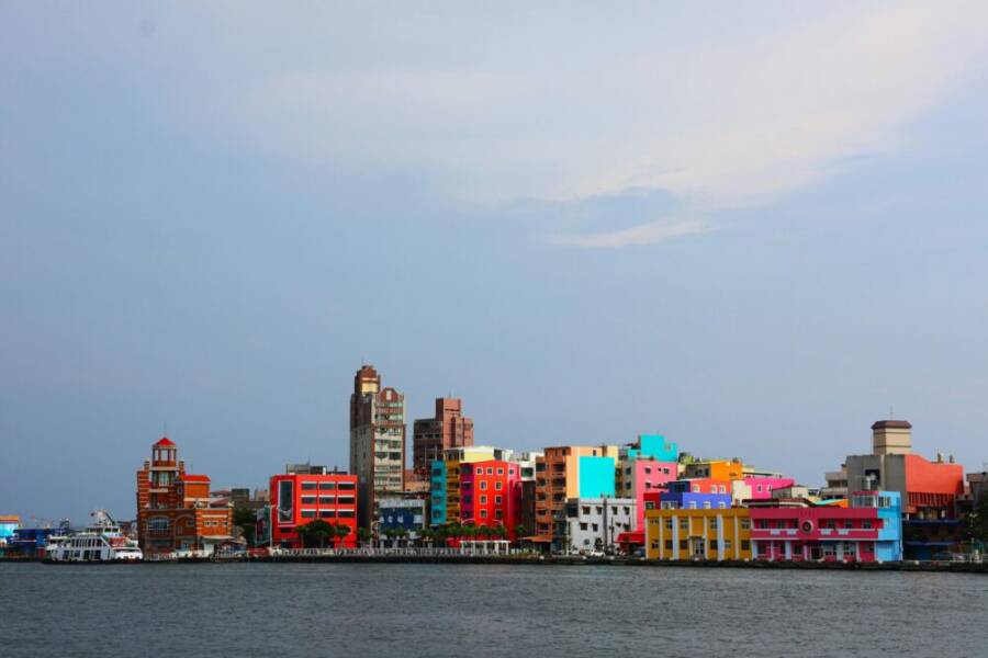 台灣色彩繽紛的海上建築的恐慌，在晴朗的天空下展示繽紛的建築。