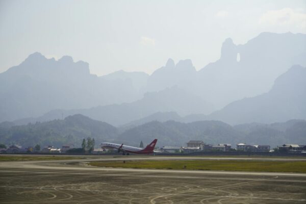 建立在飛機場的基礎上，背景是連綿的山脈。