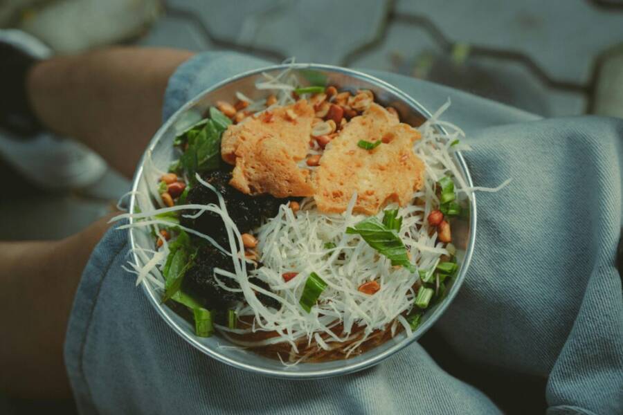 充滿活力的越南沙拉，採用胡志明市採集的新鮮食材製成。