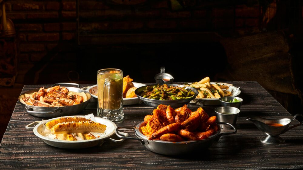 一塊質樸的木頭帶來了美味的海鮮和蔬菜食材。