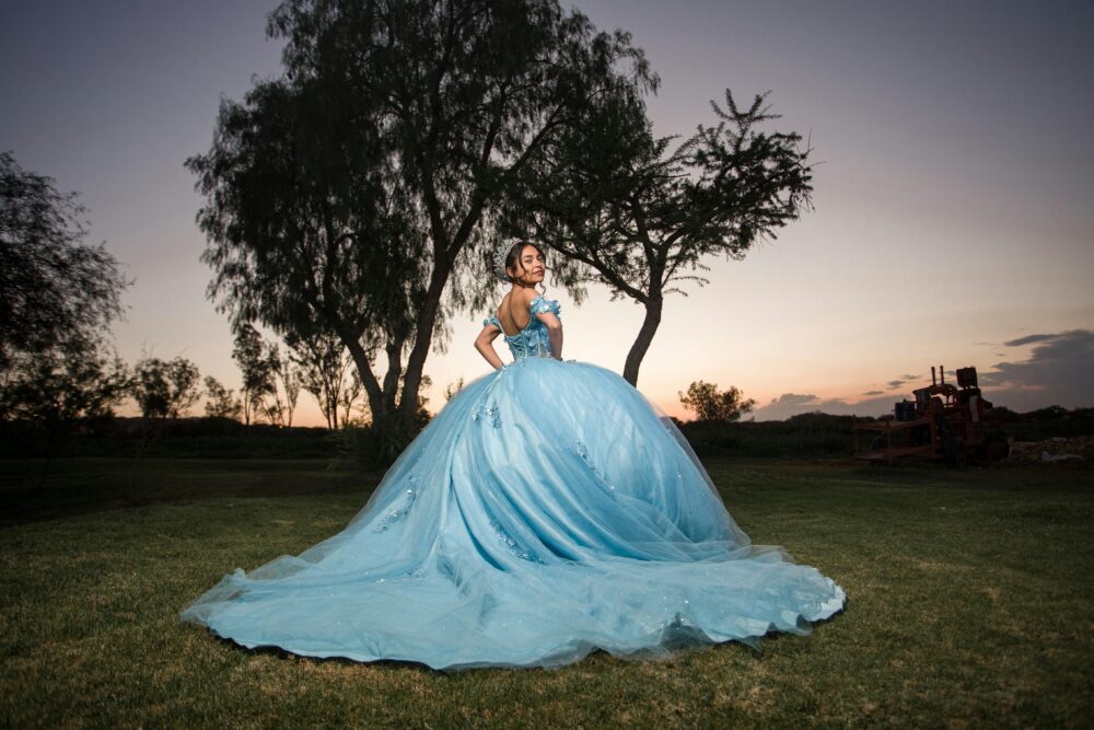 身穿藍色禮服的十五歲女孩在墨西哥瓜納華託的日落時分慶祝。