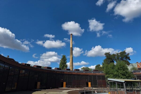 歷史悠久的工業遺址中，古老的工業煙霞與多雲的藍天。