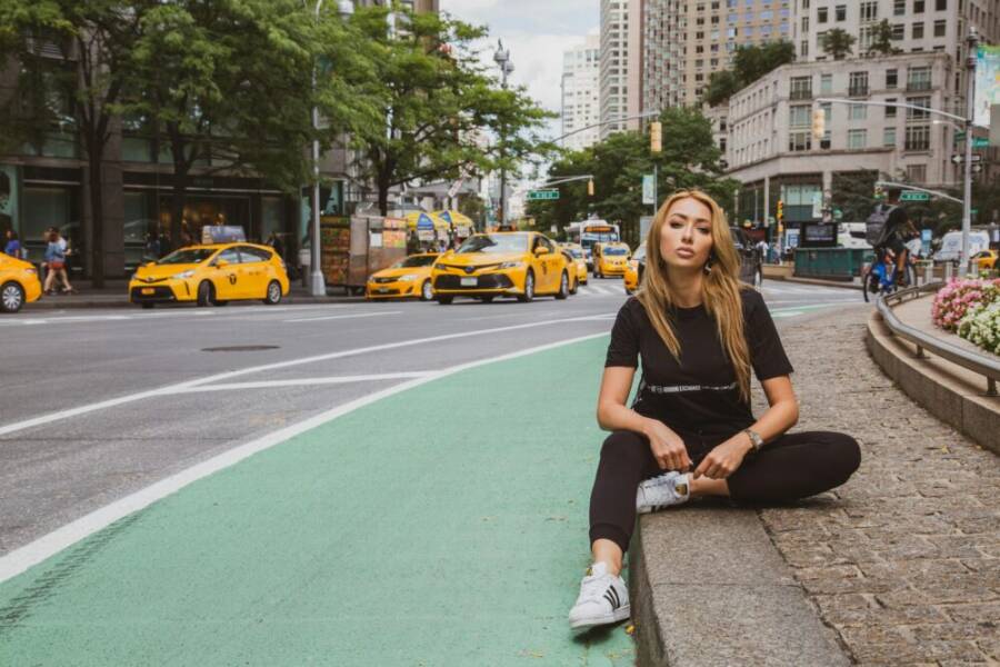 穿黑襯衫的女人的照片