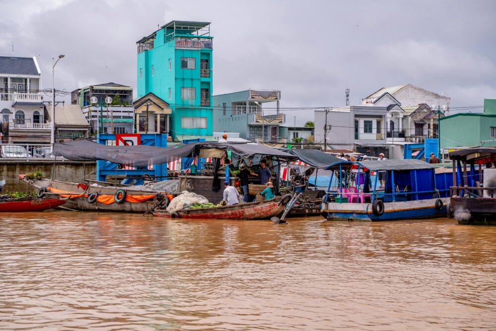 越南芹苴充滿活力的水上市場