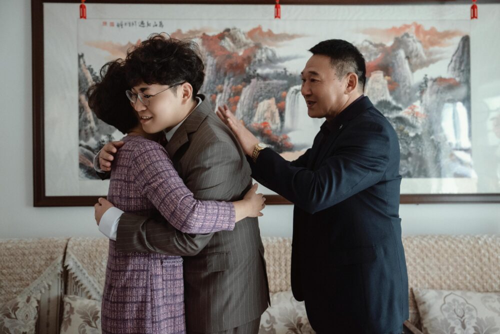 一場溫馨的家庭團聚,室內充滿了溫暖的擁抱和笑容,慶祝著家人團聚。