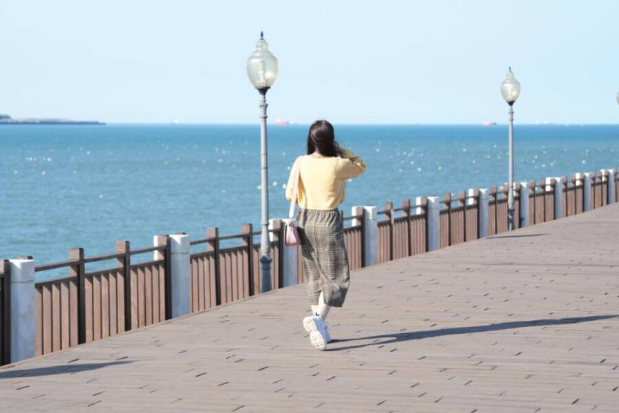 行走, 行走的女孩, 休閒的免費圖庫相片