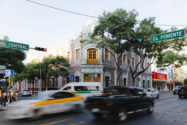 日落時分，墨西哥圖斯特拉古鐵雷斯中央大道上的歷史建築呈現出令人驚嘆的美景。