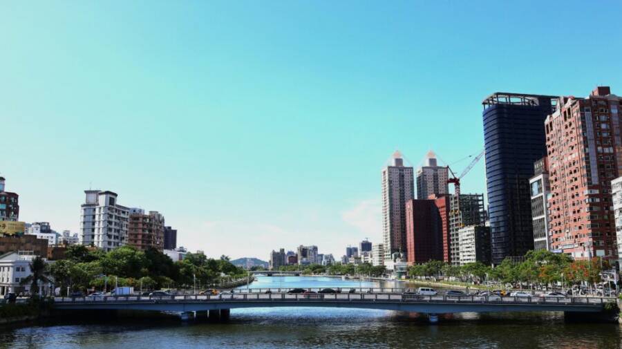 台灣高雄風景優美的城市天際線景觀，有高樓大廈和河流。
