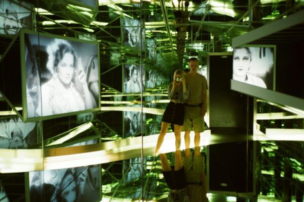 男人和女人站在玻璃室內的女人的近照