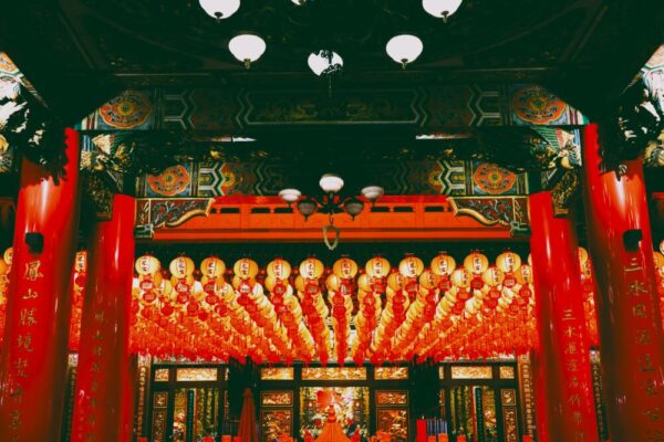 台灣寺廟內部充滿活力，裝飾著紅燈籠和精美的裝飾。