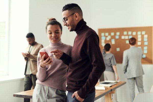 女人智能擁有手機的照片