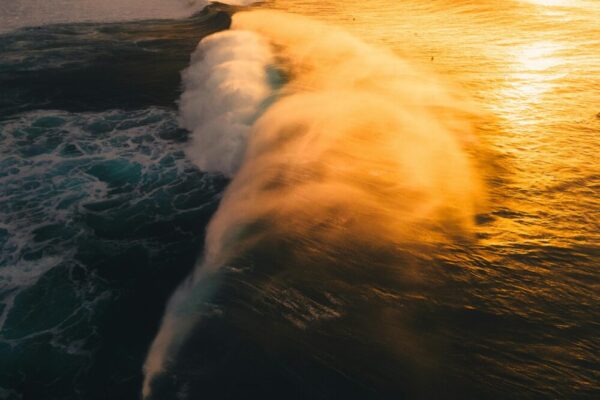 海浪在岸上崩潰