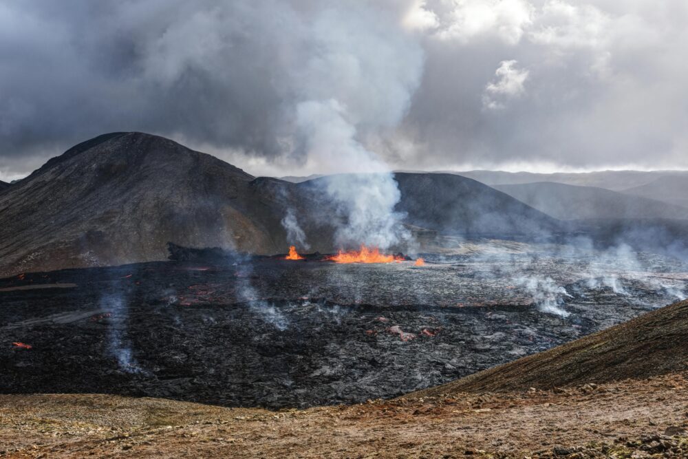 一張引人入勝的火山爆發照片，煙霧繚繞，熔岩滾滾。