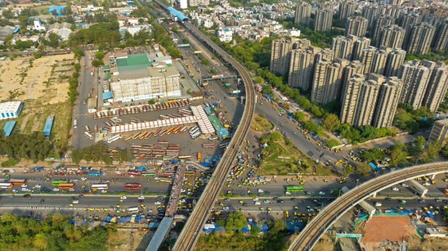 從空中俯瞰熙熙攘攘的城市，高樓林立，道路繁忙。