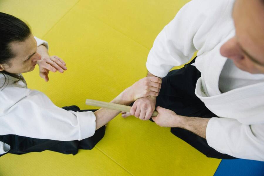 二男子練習合氣道