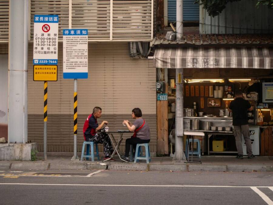 他們在台灣街邊的餐桌上享用美食。