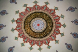 清真寺托盤上精美的伊斯蘭藝術圖案細節圖。