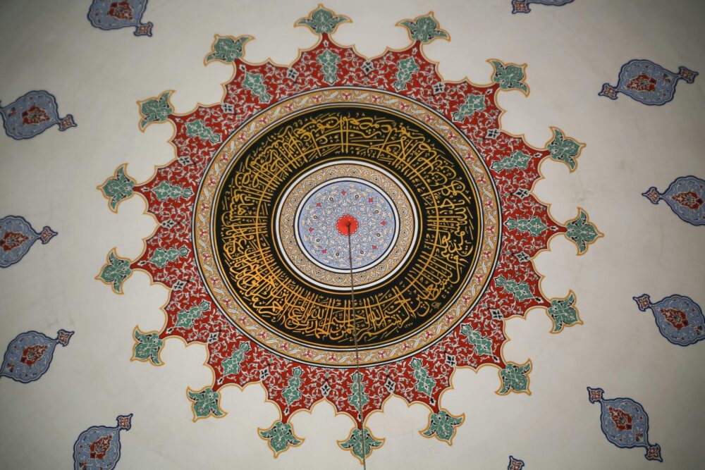 清真寺托盤上精美的伊斯蘭藝術圖案細節圖。