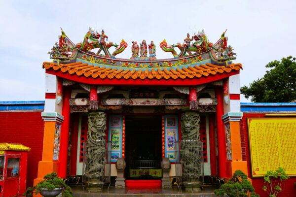 充滿活力的台灣寺廟傳統，細節精緻，色彩絢麗，展示了絢麗的燈光。