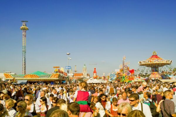 遊樂園裡的人的照片