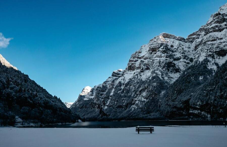 瑞士格拉魯斯州冬季的樂團雪山和寧靜的湖泊風光。