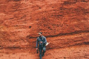 倚在棕色牆上的人