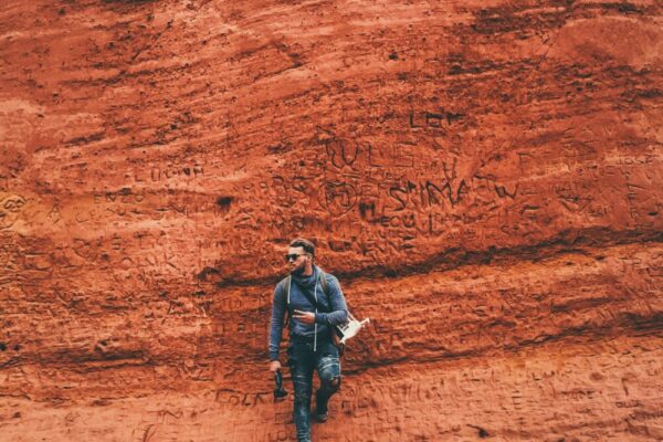 倚在棕色牆上的人